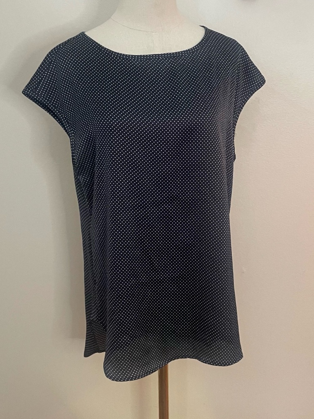 Banana Republic Micro Polkadot Sleeveless  Blouse in Navy and White Size Medium
